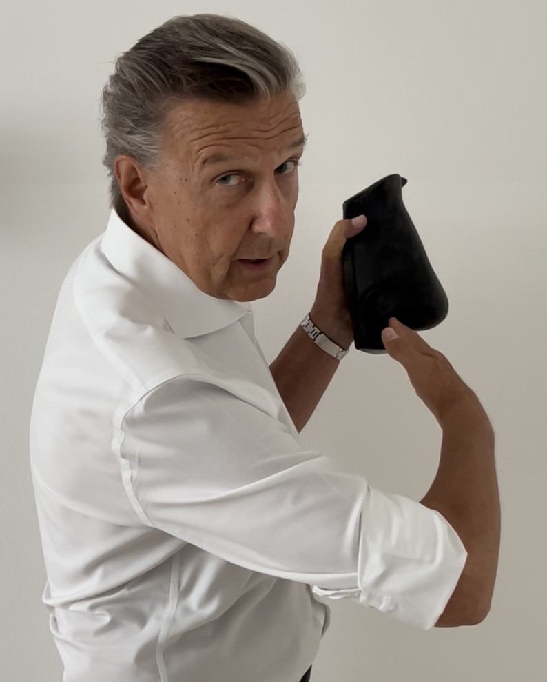 Prof. Dr. Holtmann erklärt an einem Nasenmodell