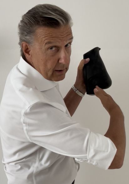 Prof. Dr. Holtmann präsentiert Plastikmodell einer Nase