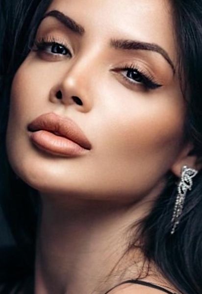 Junge Frau mit schöner gerader Nase