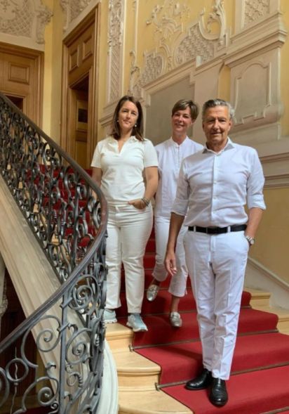 Prof. Dr. Stefan Holtmann mit Praxisteam